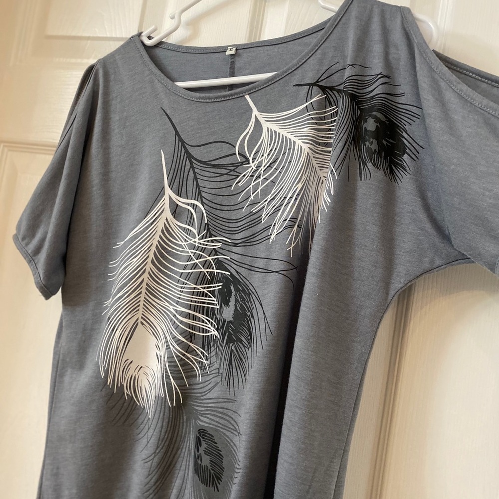 Shoulder out short sleeve top.